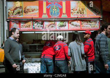 Diners line up per mediorientale il cibo di strada al King Tut carrello sulla sesta Avenue in New York Foto Stock