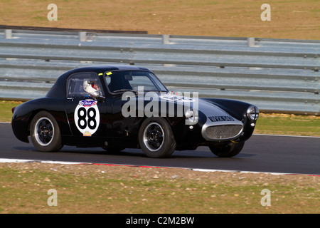 1960 Austin Healey Sprite Frogeye con Lenham Sebring corpo anteriore durante la CSCC oscillante serie degli anni Sessanta gara a Snetterton, UK. Foto Stock