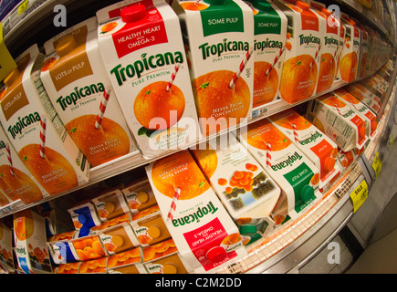 I cartoni di Tropicana succo di arancia sono visti in un supermercato frigorifero caso giovedì 14 aprile, 2011. (© Richard B. Levine) Foto Stock