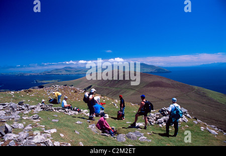 Gli escursionisti sulle pendici del Slievedonagh, grande Blasket Island, nella contea di Kerry, Irlanda. Foto Stock