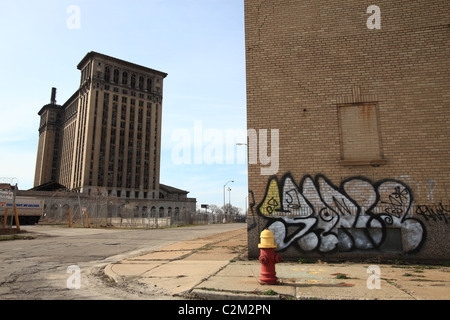 Abbandonata la stazione ferroviaria vicino a Michigan Avenue Westside Detroit Michigan STATI UNITI 2011 Foto Stock