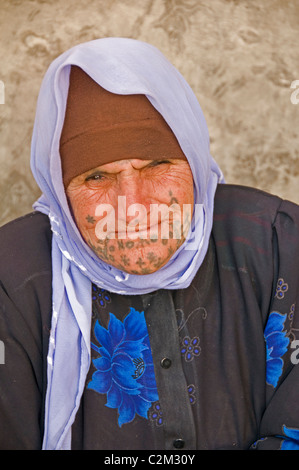 La siria deserto Badiyat Al Sham pecore fattoria cultura beduina villaggi beduini uomo donna Siro Medio Oriente Foto Stock