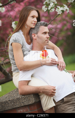 Edmonton, Alberta, Canada; un uomo e una donna insieme in un parco Foto Stock