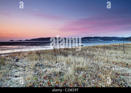 Borbotta qualcosa da ovest croce con la luna prima dell'alba, Swansea, Galles Foto Stock