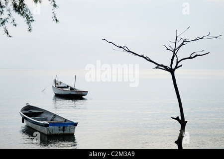 Due persone locali di barche ormeggiate alla fine della giornata in Taganga sulla costa caraibica della Colombia Foto Stock