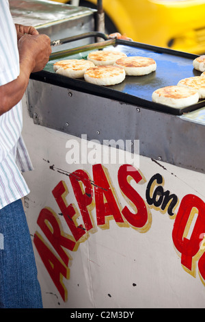 Arepas con queso, Getsamani, città vecchia, Cartagena, Colombia Foto Stock