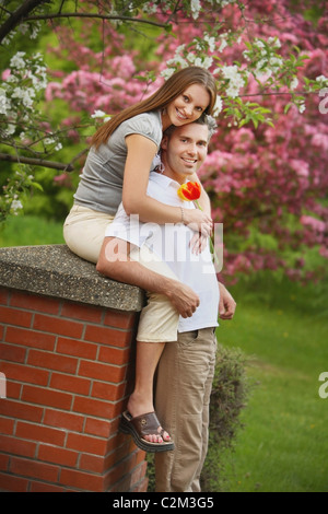 Edmonton, Alberta, Canada; un paio con la donna seduta e l'uomo in piedi Foto Stock