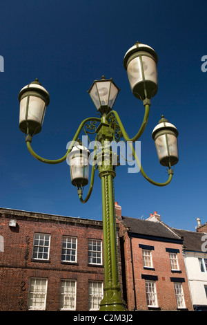 Regno Unito, Inghilterra, Staffordshire, porri, centro città, luogo di mercato, quattro lampada ghisa street light Foto Stock