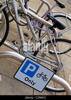 Biciclette incatenato al-bici in Nottingham City Centre Inghilterra REGNO UNITO Foto Stock