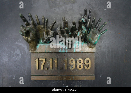 Un commemorativa scultura in bronzo al luogo dove gli studenti ceca si sono incontrati con la polizia antisommossa durante la loro pacifica marzo il 17 novembre 1989 in che cosa è chiamato la rivoluzione di velluto in un angolo di Narodni Trida e MikulandskaNove nel quartiere Mesto a Praga Repubblica Ceca Foto Stock