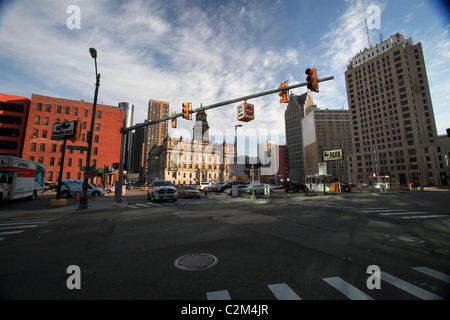 Un vuoto intersezione provvisti di segnaletica nel centro cittadino di Detroit Michigan 2011 Foto Stock