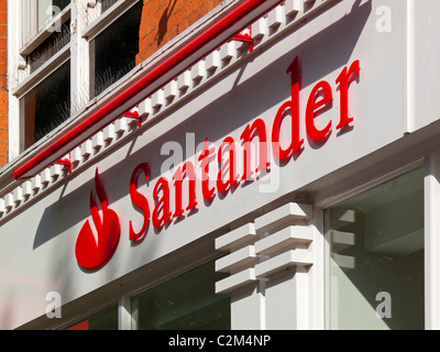 Santander segno esterno di una filiale della banca in Nottingham City Centre Inghilterra REGNO UNITO Foto Stock