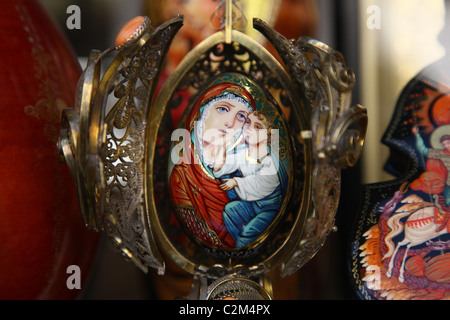 Faberge uovo smaltato con icona religiosa per la vendita in un negozio di souvenir a Praga Repubblica Ceca Foto Stock
