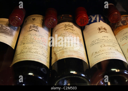 Bottiglie di Chateau Mouton Rothschild vino rosso dal barone Philippe de Rothschild cantina in Francia Foto Stock