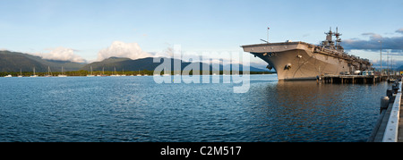 La USS Essex ormeggiata in Trinity Inlet. Cairns, Queensland, Australia Foto Stock