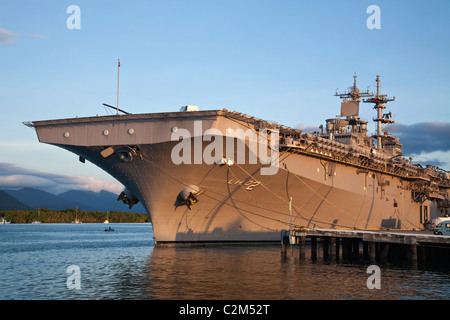 La USS Essex ormeggiata in Trinity Inlet. Cairns, Queensland, Australia Foto Stock