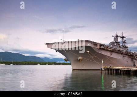 La USS Essex ormeggiata in Trinity Inlet. Cairns, Queensland, Australia Foto Stock