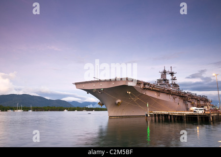 La USS Essex ormeggiata in Trinity Inlet. Cairns, Queensland, Australia Foto Stock