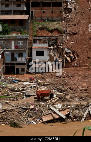 Gennaio 2011 Nova Friburgo inondazioni, Stato di Rio de Janeiro, Brasile abitatori di Corrego D'Antas trimestre trasportare roba rimanenti Foto Stock