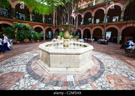 Rafael Nunez University nel chiostro di Iglesia de la Santa Orden, Cartagena, Colombia Foto Stock