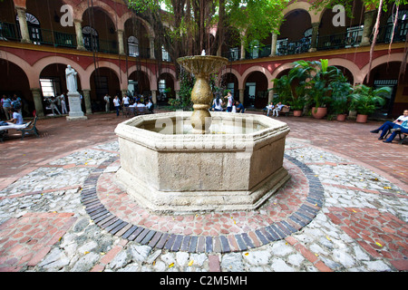 Rafael Nunez University nel chiostro di Iglesia de la Santa Orden, Cartagena, Colombia Foto Stock