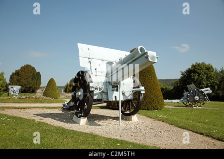 I cannoni tedeschi all'ingresso del cimitero nazionale di Verdun, Francia Foto Stock