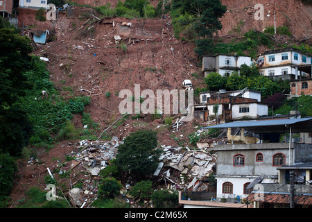 Due mesi dopo il mese di gennaio 2011 Nova Friburgo inondazioni, Stato di Rio de Janeiro, Brasile Havoc e rovine a Vilage trimestre Foto Stock