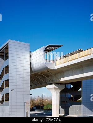 Pontoon Dock stazione DLR, Docklands Light Railway estensione, Londra, 2006. Fire escape torre a est. Foto Stock