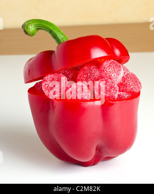 Un pepe riempito di frutta con gelatina di rosso Candy Foto Stock