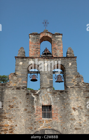 Le campane della chiesa a Mission Espada in San Antonio, Texas, Stati Uniti Foto Stock