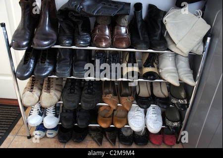 Scarpe Standard - Fotografie stock e altre immagini di Rastrelliera -  Rastrelliera, Calzature, Scarpiera - iStock