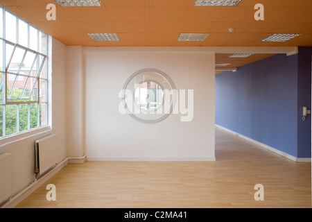 Rinnovato piccolo ufficio vuoto unità con pavimenti in legno Foto Stock
