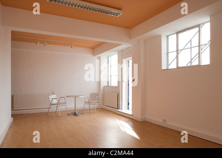 Rinnovato piccolo ufficio vuoto unità con pavimenti in legno Foto Stock