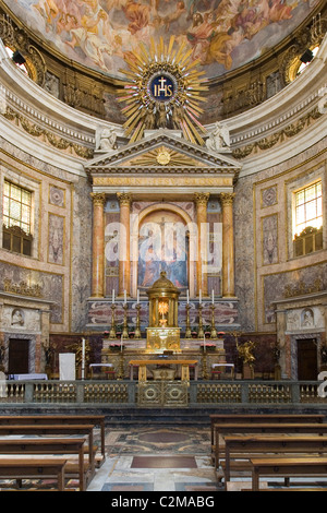 L'altare principale alla Chiesa del Gesu, Roma. Foto Stock