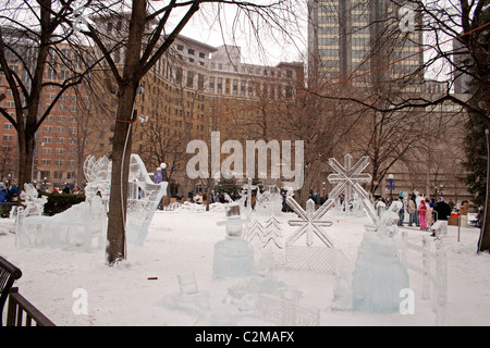 Sculture di ghiaccio nel Parco di riso durante il periodo invernale il carnevale con St Paul Hotel in background. Winter Carnival St Paul Minnesota MN USA Foto Stock