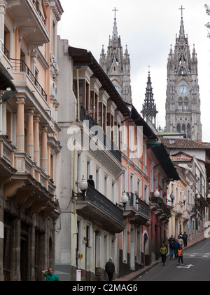 Scena di strada in cattedrale in background, centro storico, Quito Ecuador Foto Stock