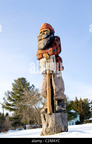 Scultura in legno di lumberjack Paul Bunyan tenendo un double bladed ax. Washburn Wisconsin WI STATI UNITI D'AMERICA Foto Stock