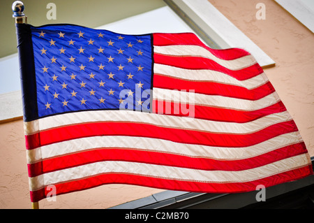 Bandiera americana sventolare nel vento Foto Stock