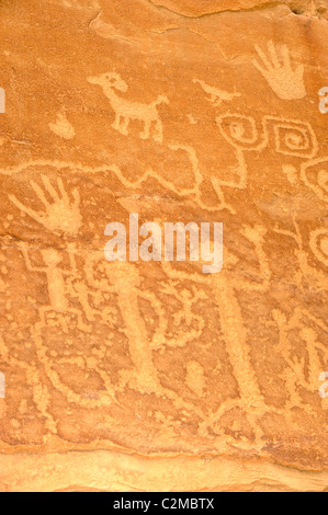 Petroglyph inciso su una superficie di roccia, il Parco Nazionale di Mesa Verde Foto Stock