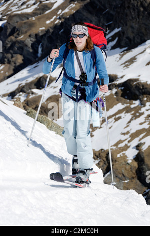 Una ski tourer godendo della Haute Route tra il rifugio Prafleuri e la Cabane des Dix, Svizzera. Foto Stock