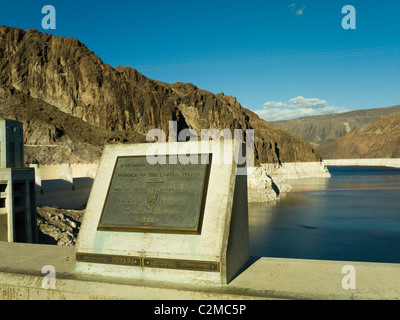La diga di Hoover la placca che mostra la linea di demarcazione tra il Nevada e Arizona membri Foto Stock