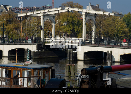 Magere Brug (Skinny Bridge), oltre il fiume Amstel di Amsterdam. Foto Stock