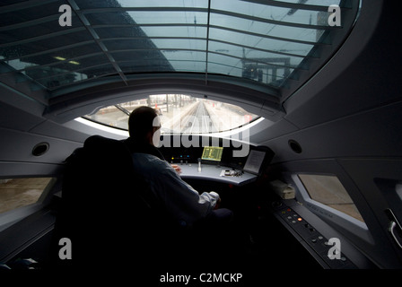 Driver dell'ICE (Intercity Express) treno ad alta velocità, Francoforte. Foto Stock