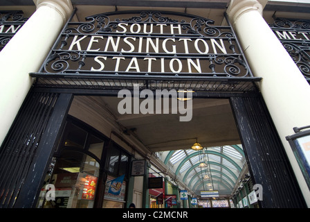 La stazione della metropolitana di South Kensington, Londra Foto Stock