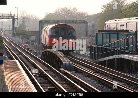 La linea di Piccadilly Treno in avvicinamento Turnham Green la stazione della metropolitana di Londra Foto Stock