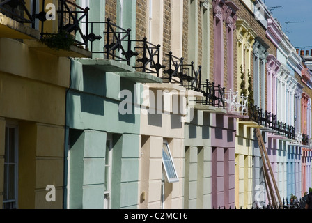 Fila di case off Chalk Farm Road, Camden Town, Londra Foto Stock