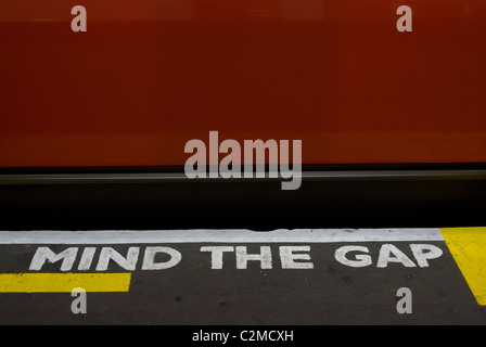 'Mind gap" a Kentish Town la stazione della metropolitana di Londra Foto Stock