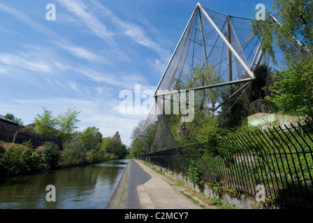 Voliera, Regent's Park Zoo, lungo Regent's Canal, Londra. Foto Stock