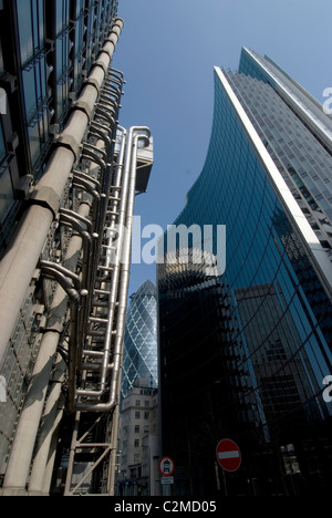 Lloyd s di Londra edifici con vista del Gherkin (St Mary Axe, London Foto Stock