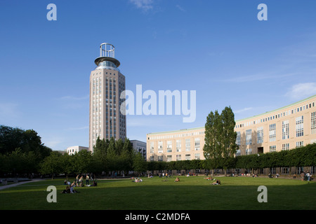 Soder strappata (architetto: Henning Larsen) e Bofills BOEge (architetto: Ricardo Bofill), Sodermalm, Stoccolma, Svezia. Foto Stock